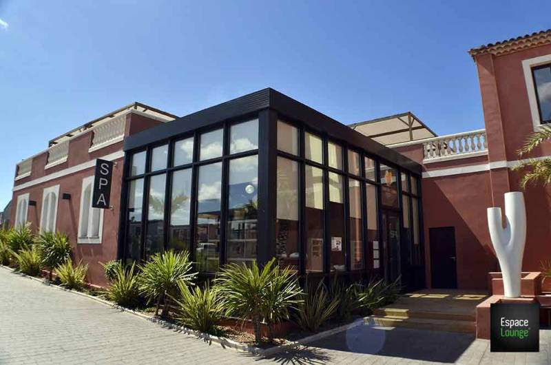 Pose d'une véranda en aluminium noir