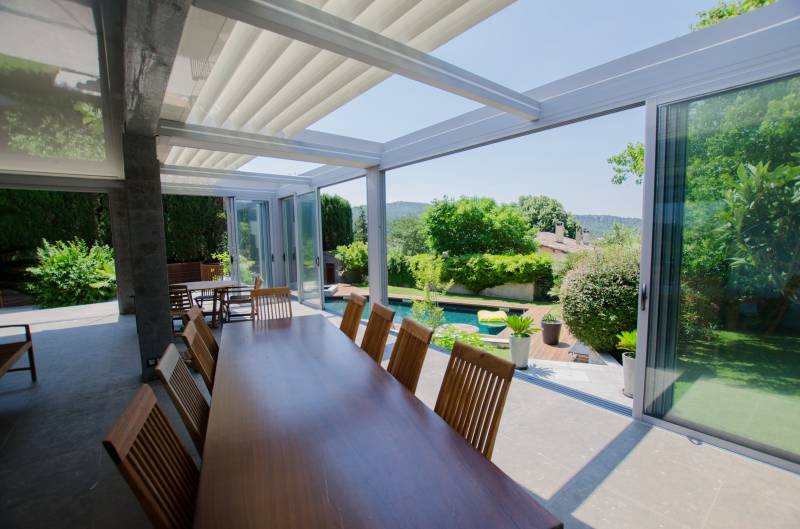 La première PERGOLA BIO-THERMIQUE POUR UN CONFORT 3 EN 1 ESPACE Lounge ciel ouv'air