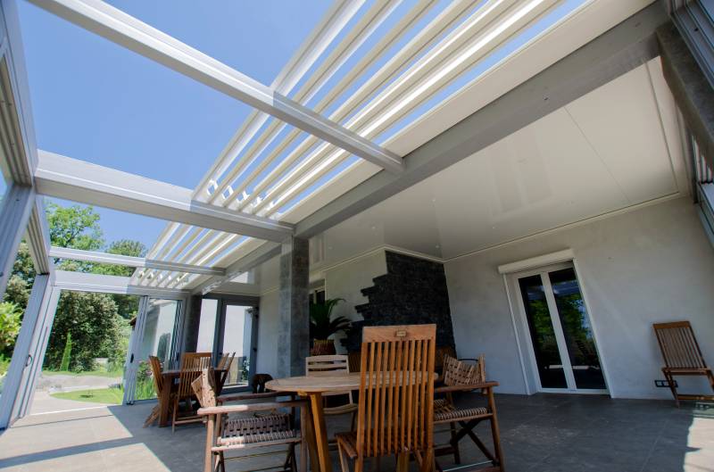 La première PERGOLA BIO-THERMIQUE POUR UN CONFORT 3 EN 1 ESPACE Lounge ciel ouv'air